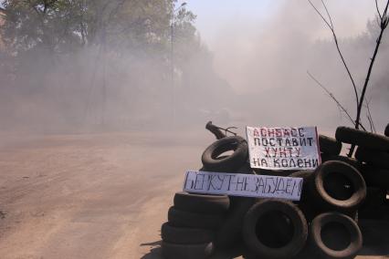 Пригород Славянска. На снимке: нападение украинских войск на блок-пост ополченцев `Комбикормовый`.