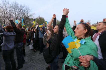 Донецк. Митинг за единую Украину в Парке Победы.