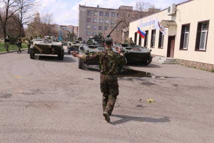 Славянск. Военная техника, отбитая ополченцами ДНР у Нацгвардии Украины.