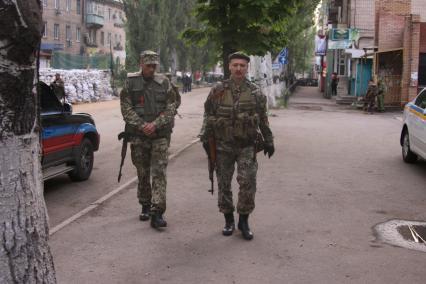 Славянск. 2 мая. Украинская армия штурмует город. На снимке: командующий ополчением ДНР Игорь Стрелков (справа).