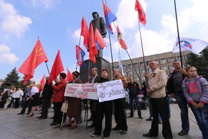 Славянск. 1 мая. На снимке: жители города на митинге у памятника Ленину.