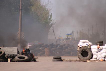 Пригород Славянска. На снимке: нападение украинских войск на блок-пост ополченцев `Комбикормовый`.