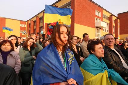 Донецк. Митинг за единую Украину в Парке Победы. На снимке: активисты держат флаги Украины.