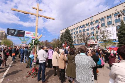 Ситуация в Луганске. На снимке: митинг сторонников федерализации Украины у здания Службы безопасности Украины (СБУ).