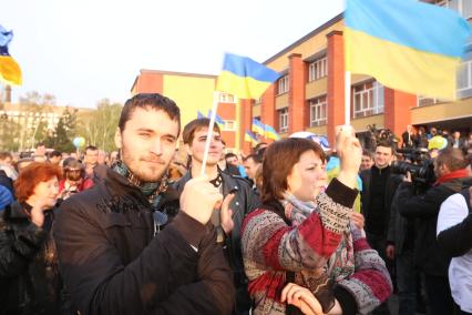 Донецк. Митинг за единую Украину в Парке Победы. На снимке: активисты держат флаги Украины.