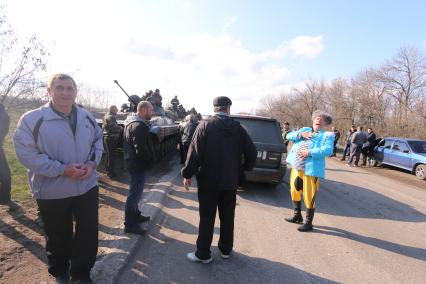 Мариуполь. Местые жители блокируют укранискую военную технику под Мариуполем.