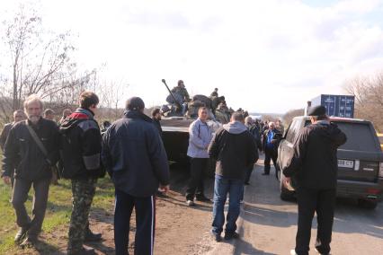 Мариуполь. Местые жители блокируют укранискую военную технику под Мариуполем.