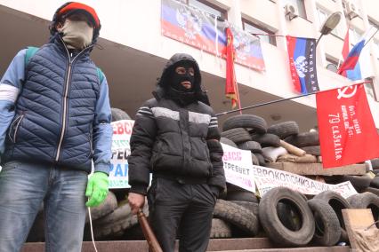 Мариуполь. Здание горсовета, захваченное противниками украинской власти.