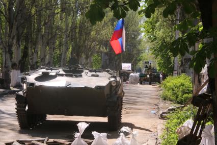 Славянск. Бтр во дворе штаба ополчения ДНР.