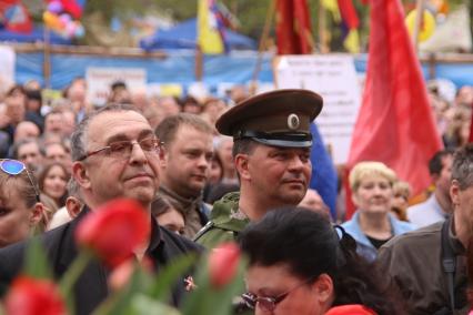 Ситуация в Луганске. На снимке: митинг сторонников федерализации Украины у здания Службы безопасности Украины (СБУ).