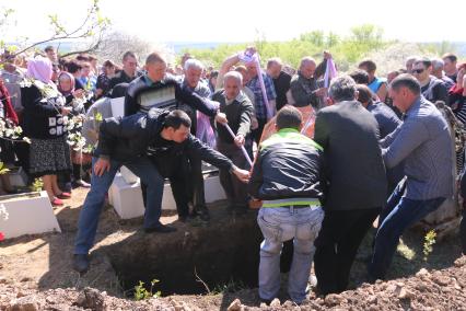 Донецкая область. Похороны погибшего ополченца под Славянском.