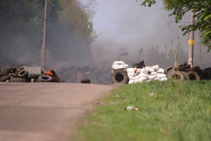 Пригород Славянска. На снимке: нападение украинских войск на блок-пост ополченцев `Комбикормовый`.