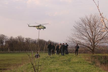 Краматорск. Аэродром. На снимке: вертолет украинской армии Ми-8.