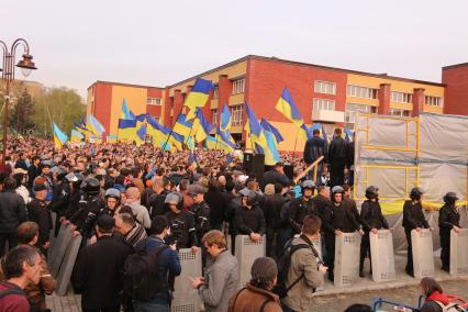 Донецк. Митинг за единую Украину в Парке Победы. На снимке: митингующие и милиционеры.