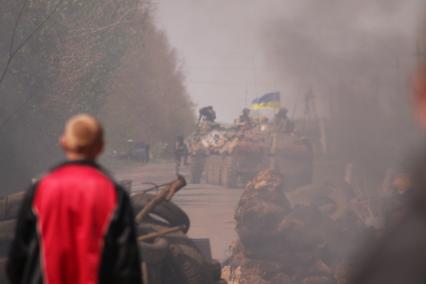 Пригород Славянска. На снимке: нападение украинских войск на блок-пост ополченцев `Комбикормовый`.