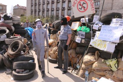 Донецк. Здание Донецкой областной администрации, захваченное противниками украинской власти.