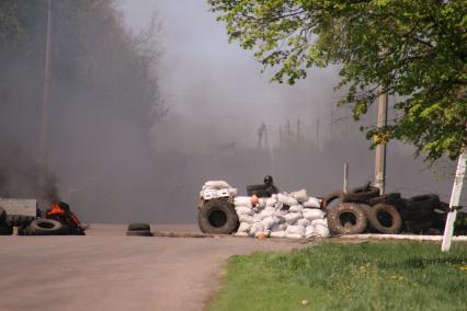 Пригород Славянска. На снимке: нападение украинских войск на блок-пост ополченцев `Комбикормовый`.