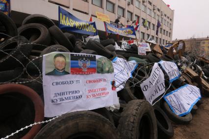 Мариуполь. Здание горсовета, захваченное противниками украинской власти.