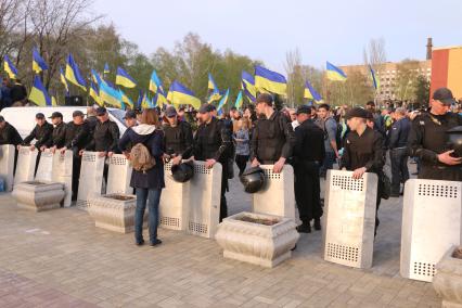 Донецк. Митинг за единую Украину в Парке Победы. На снимке: милиционеры.