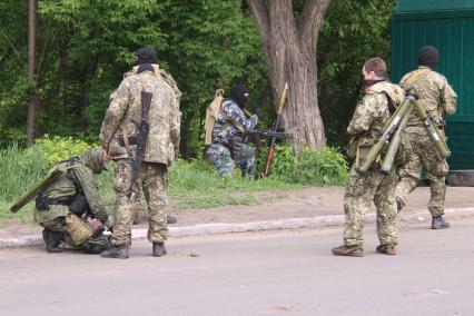 Семеновка. Украинская армия штурмует город. На снимке: ополченцы ДНР.