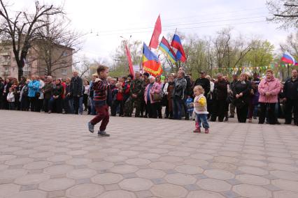 Ситуация в Луганске. На снимке: местные жители во время Крестного хода направляются к зданию Службы безопасности Украины (СБУ) на митинг, где по завершению состоится народное голосование.