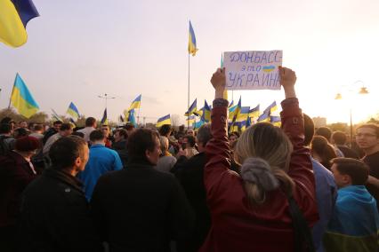 Донецк. Митинг за единую Украину в Парке Победы. На снимке: активистка держит плакат `Донбасс - это Украина`.