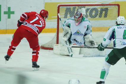 Матч КХЛ: \"Автомобилист\" (Екатеринбург)  3:0 \"Салават Юлаев\" (Уфа). Вратарь №50 Владимир Сохатский, №17 Аарон Палушай