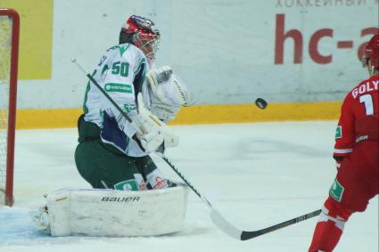 Матч КХЛ: \"Автомобилист\" (Екатеринбург)  3:0 \"Салават Юлаев\" (Уфа). Вратарь №50 Владимир Сохатский