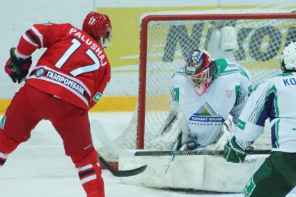 Матч КХЛ: \"Автомобилист\" (Екатеринбург)  3:0 \"Салават Юлаев\" (Уфа). Вратарь №50 Владимир Сохатский, №17 Аарон Палушай