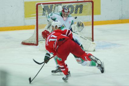 Матч КХЛ: \"Автомобилист\" (Екатеринбург)  3:0 \"Салават Юлаев\" (Уфа). Вратарь №50 Владимир Сохатский, №11 Эруард Левандовский