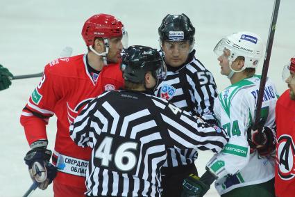 Матч КХЛ: \"Автомобилист\" (Екатеринбург) 3:0 \"Салават Юлаев\" (Уфа). №48 Алексей Махнов, №74 Александр Панков