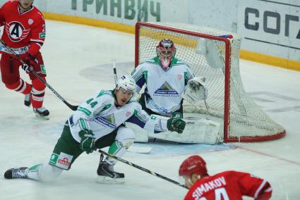 Матч КХЛ: \"Автомобилист\" (Екатеринбург)  3:0 \"Салават Юлаев\" (Уфа). Вратарь №50 Владимил Сохатский , №44 Артурс Кулда