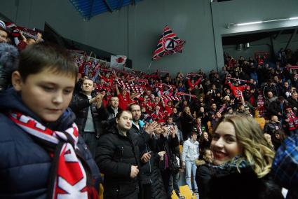 Матч КХЛ: \"Автомобилист\" (Екатеринбург)  3:0 \"Салават Юлаев\" (Уфа). Болельщики. Фанатский сектор ХК \"Автомобилист\"