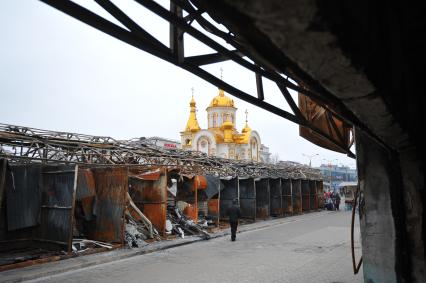 Донецк. Рынок рядом с железнодорожным вокзалом. На снимке: сгоревшие павильоны.