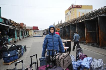 Донецк. Рынок рядом с железнодорожным вокзалом.