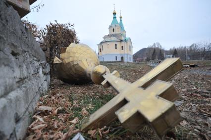 Донецк. Куйбышевский район. На снимке: Храм Святых Первоверховных Апостолов Петра и Павла после обстрела нацгвардии.