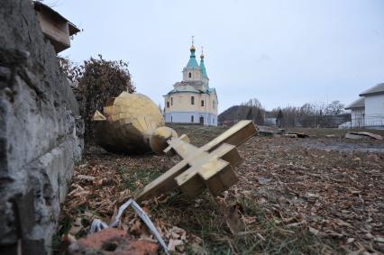 Донецк. Куйбышевский район. На снимке: Храм Святых Первоверховных Апостолов Петра и Павла после обстрела нацгвардии.