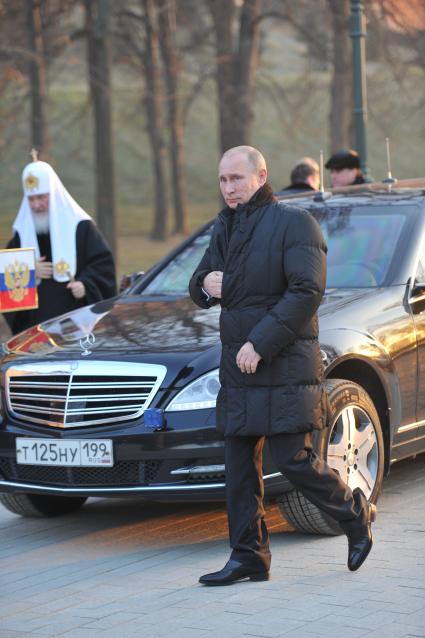 Церемония открытия памятника Александру I в Александровском саду. На снимке:  патриарх Московский и всея Руси Кирилл и президент России Владимир Путин.