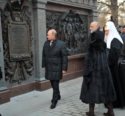 Церемония открытия памятника Александру I в Александровском саду. На снимке:  президент России Владимир Путин, скульптор, народный художник России Салават Щербаков и  патриарх Московский и всея Руси Кирилл.