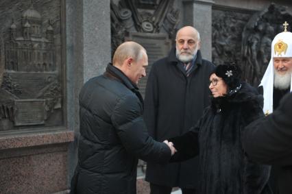 Церемония открытия памятника Александру I в Александровском саду. На снимке: президент России Владимир Путин, скульптор, народный художник России Салават Щербаков и патриарх Московский и всея Руси Кирилл.