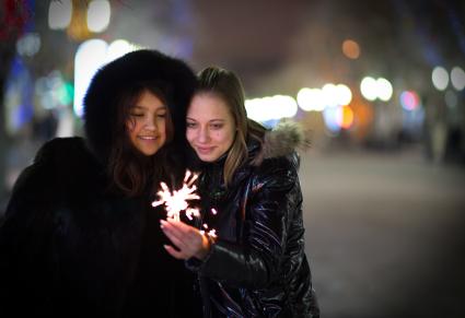 Девушки с бенгальскими огнями на улице