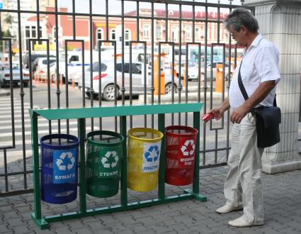 Урны для раздельного сбора мусора установленные на центральном вокзале Краснодара