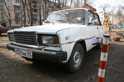 Самозахват земпли под частную парковку во дворе жилого района.