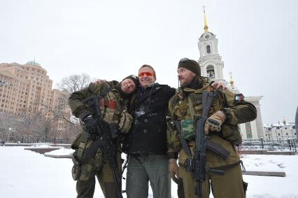 Донецк. Актер, сценарист Иван Охлабыстин (в центре) фотографируется с ополченцами у Свято-Преображенского кафедрального собора.