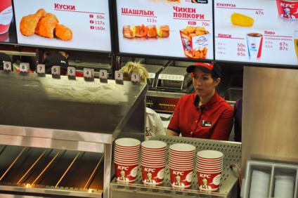 Персонал KFC за прилавком