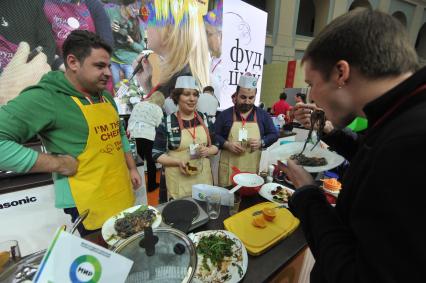 Гастрономический фестиваль `Фуд Шоу` в Гостином Дворе. Турнир СМИ `Кулинарная звезда`.