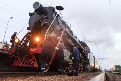 Ретро-поезд на станции \"Минеральные воды\". Механники готовят его к поездке в Назрань в рамках визита Деда Мороза в Ингушетию. На этом поезде дети из регионов СКФО вместе со сказочным героем проехали на первую новогоднюю елку в стране. Елку установили на высоте 1500 м над уровнем моря на курорте Армхи.