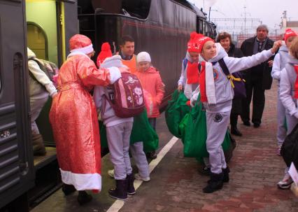 Дети садятся в ретро-поезд в рамках проекта \"РЖД тур\". Состав проследует до Ингушетии, где для детей на курорте Армхи организовали первую новогоднюю ёлку на северном кавказе. В этом поезде вместе с детьми поехал и главный Дед Мороз страны из великого Устюга. Акция проводилась в рамках популяризации курортов Северного Кавказа.