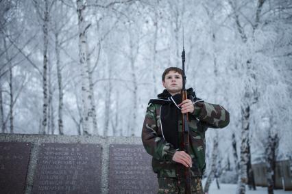 Кадеты кадетской школы имени генерала Ермолова в сквере памяти Ставрополя.