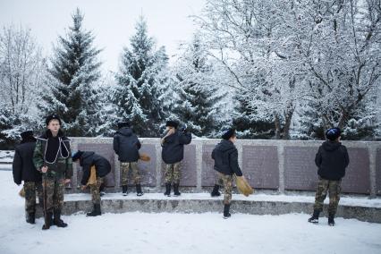 Кадеты кадетской школы имени генерала Ермолова в сквере памяти Ставрополя.